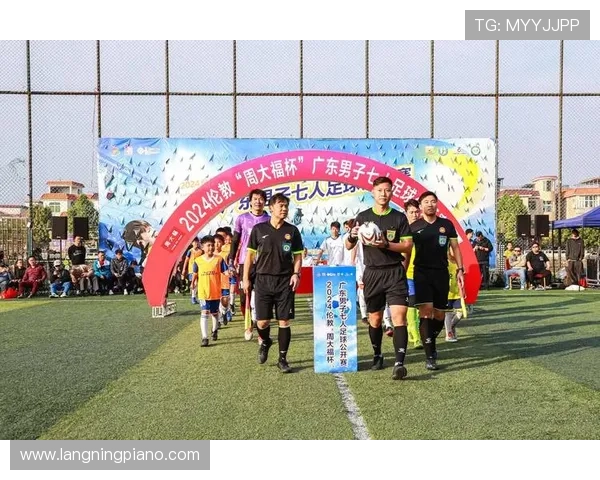 足球明星齐聚长隆乐园共庆足球盛事引爆激情与欢乐 足球明星齐聚长隆乐园共庆足球盛事引爆激情与欢乐